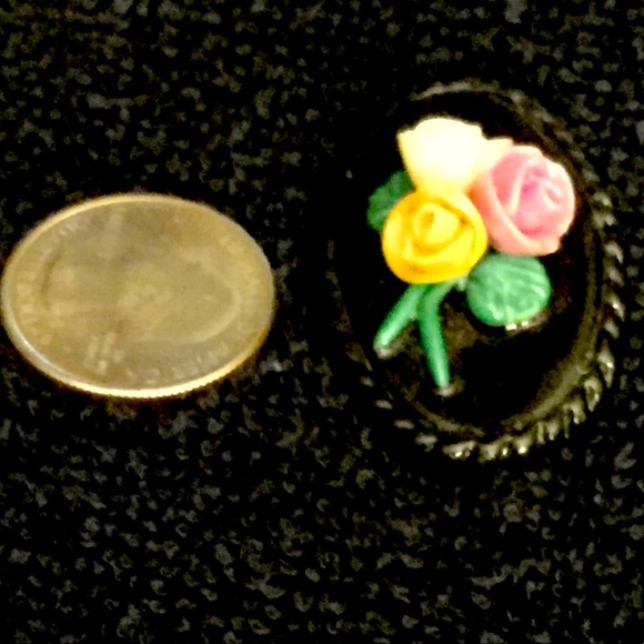 Black enamel small brooch - Picture 2 of 4